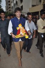 Vivek Oberoi takes Lord ganesh for Visarjan in Mumbai on 12th Sept 2013 (23).JPG